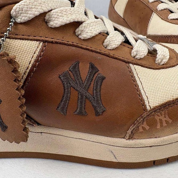 Reebok New York Yankees MLB Collaboration Low Top Sneakers Brown Cream Men's 9.5 - Picture 9 of 12